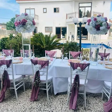 Villa Mansion Ideal For 3 Families Or *