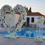 Villa Mansion Ideal For 3 Families Or