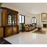Villa Mansion Ideal For 3 Families Or