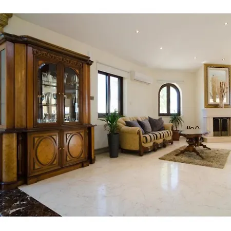 Вилла Mansion Ideal For 3 Families Or