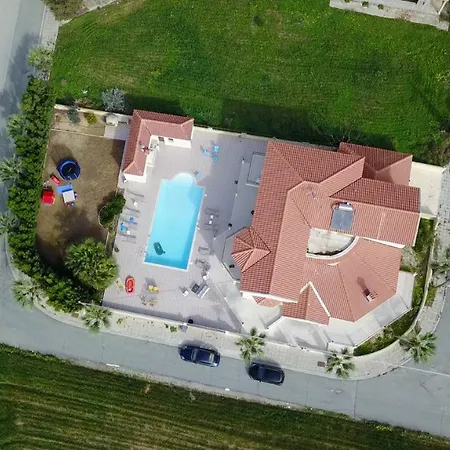 Mansion Ideal For 3 Families Or Villa Lárnaca