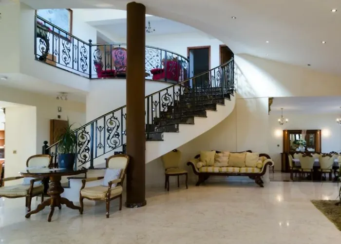 Mansion Ideal For 3 Families Or Vila