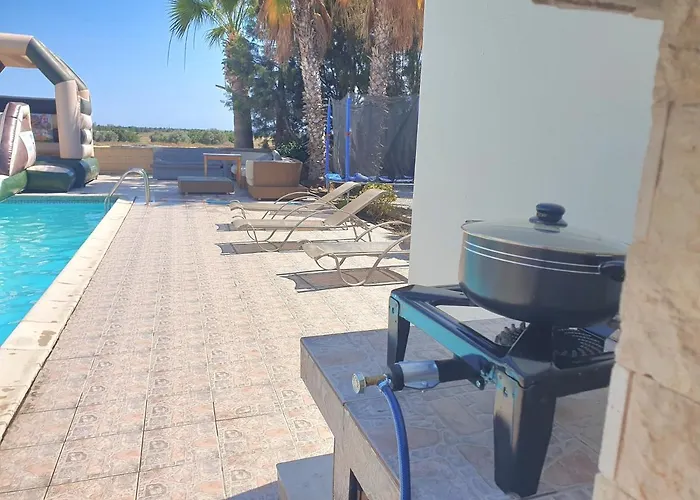 Mansion Ideal For 3 Families Or Βίλα Λάρνακα