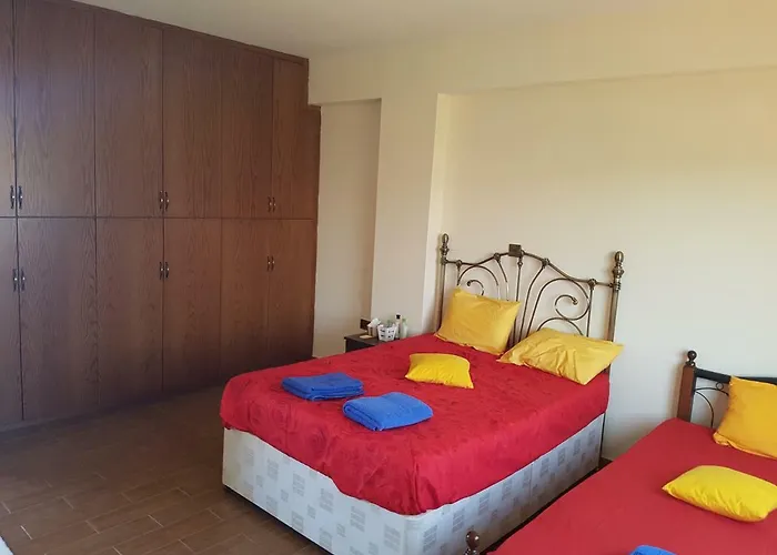 Mansion Ideal For 3 Families Or * Λάρνακα