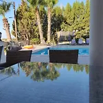 Mansion Ideal For 3 Families Or 拉纳卡