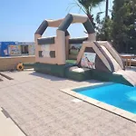 Mansion Ideal For 3 Families Or 拉纳卡