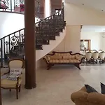 Mansion Ideal For 3 Families Or * 拉纳卡