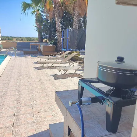 Mansion Ideal For 3 Families Or فيلة لارنكا