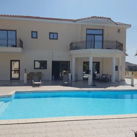 Mansion Ideal For 3 Families Or Vila Larnaca