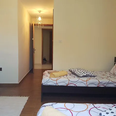 Mansion Ideal For 3 Families Or لارنكا