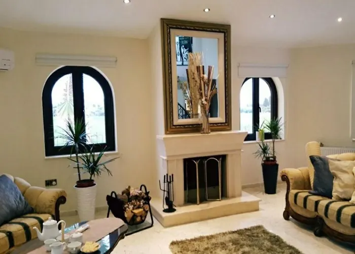 Vila Mansion Ideal For 3 Families Or *