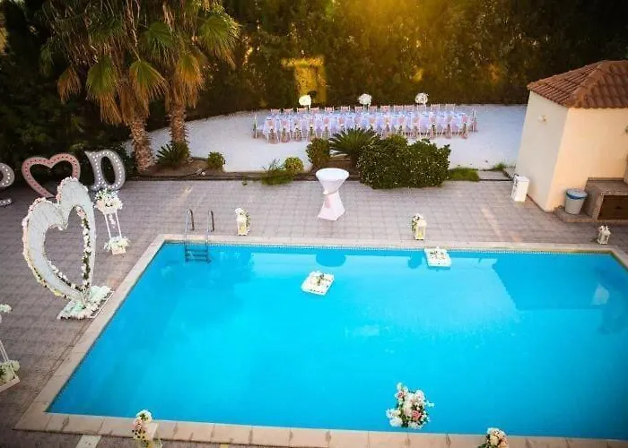 Vila Mansion Ideal For 3 Families Or Larnaca