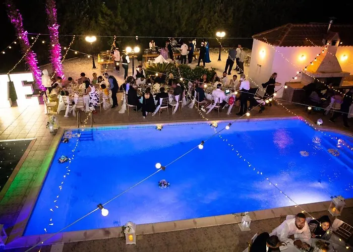 Mansion Ideal For 3 Families Or Vila *