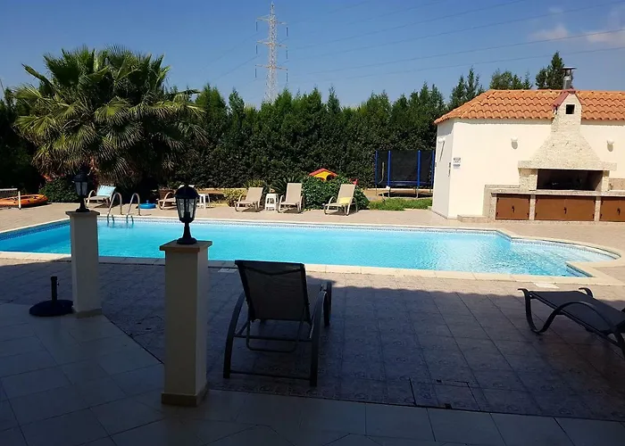 Vila Mansion Ideal For 3 Families Or Larnaca