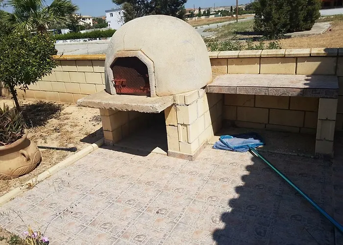 Mansion Ideal For 3 Families Or Vila Larnaca