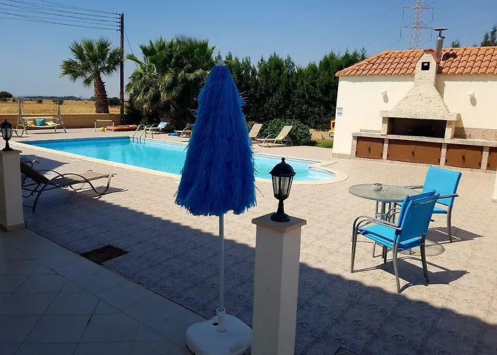 Mansion Ideal For 3 Families Or Vila Larnaca
