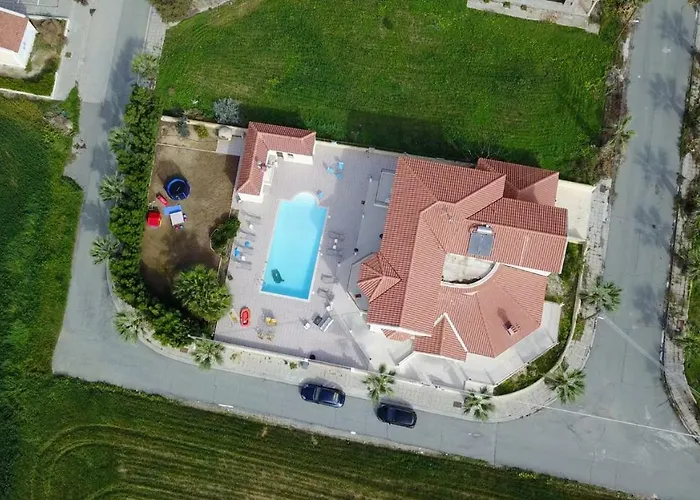 Mansion Ideal For 3 Families Or Vila Larnaca